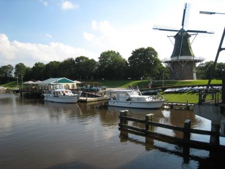 Terrassen en havenkantoor met de molen van Garnwerd